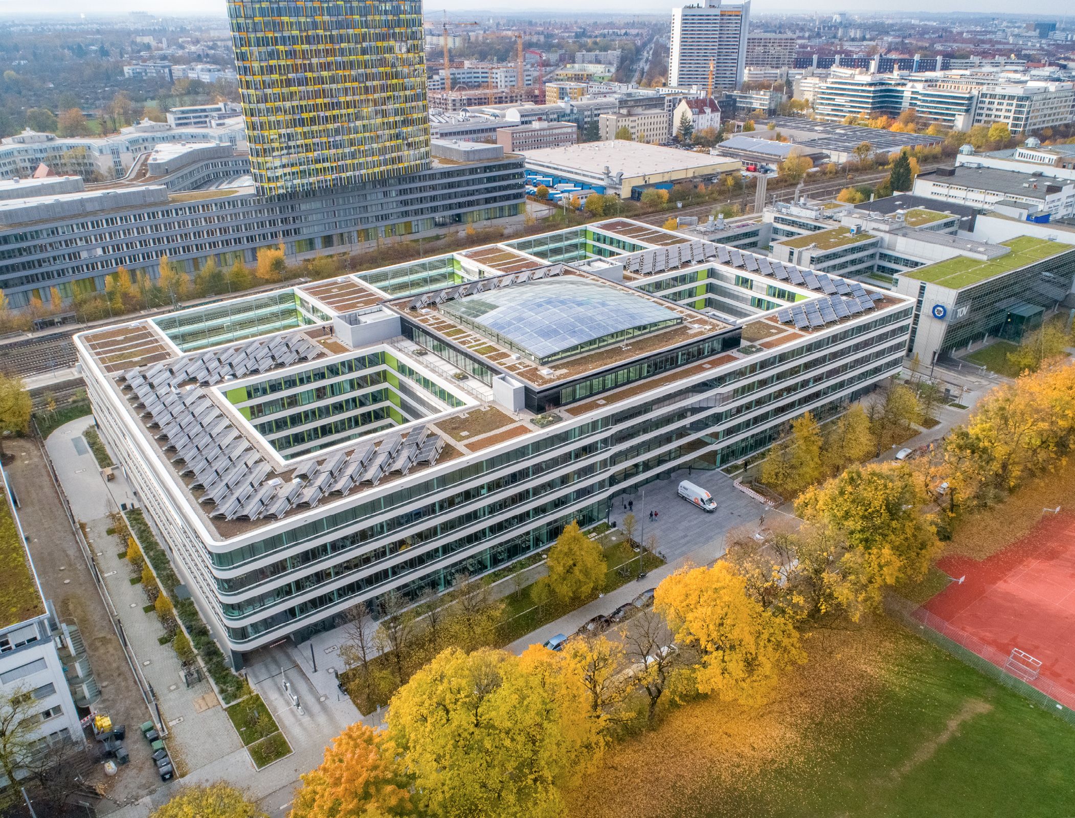 Nachhaltigkeit trägt zur Wertstabilität bei: In München generieren die Solarzellen des Newton-Bürogebäudes hauseigene Energie