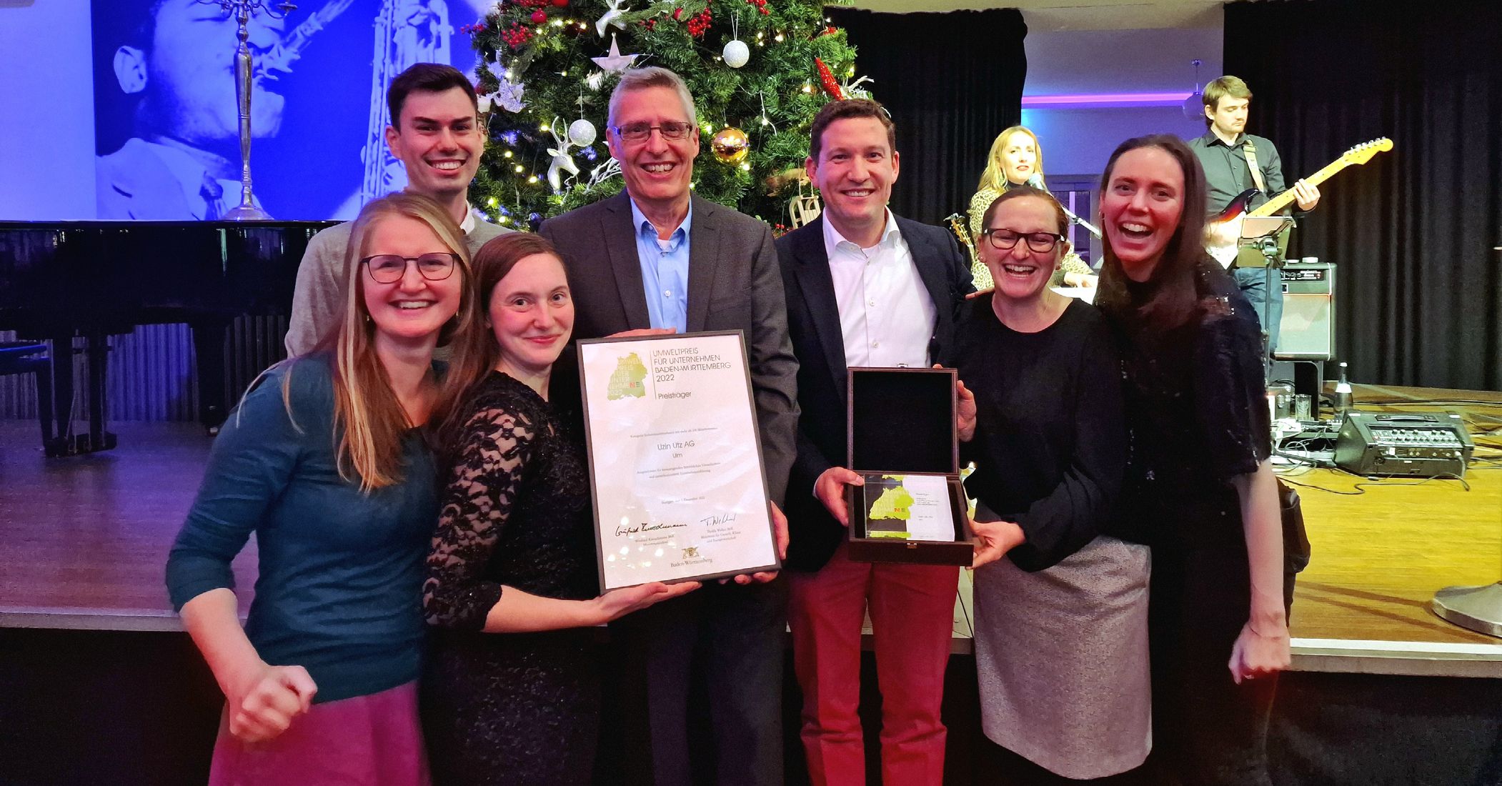 Vorstandsmitglied Julian Utz und das Nachhaltigkeitsteam von Uzin Utz freuen sich über die Auszeichnung mit dem Umweltpreis für Unternehmen 2022 des Landes Baden-Württemberg Quelle: Uzin Utz