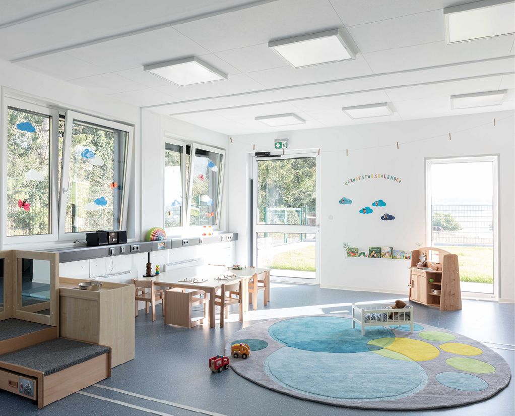 Bild 3 Heller Raum einer Kita mit Blick in den Garten