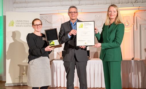 Im Neuen Schloss in Stuttgart nahm Dr. Michael Zieger, Leiter Pro­- duktsicherheit/Nachhaltigkeit, den Umweltpreis von der baden-württembergischen Umweltministerin Thekla Walker entgegen Quelle: Uzin Utz