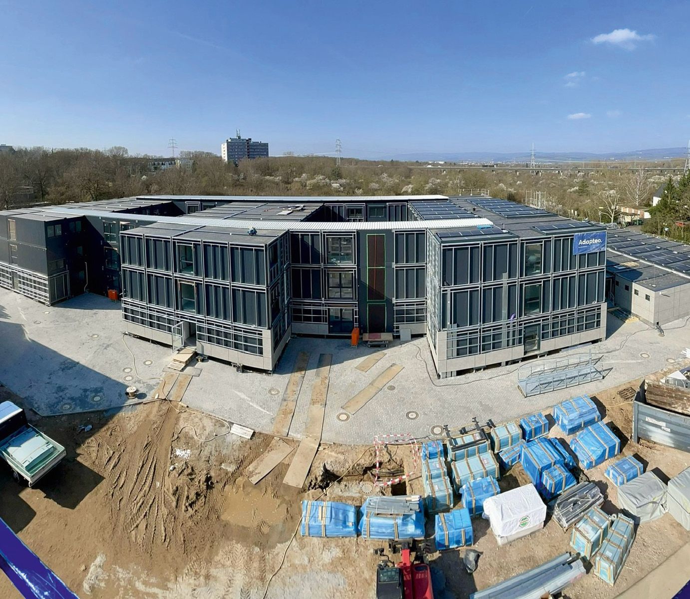 Bild 2 Auf dieser Baustelle entsteht aus hochwertigen Hybridmodulen das Interims­gebäude des Gymnasiums Mainz-Mombach Quelle: Adapteo