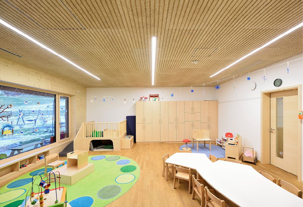 Bild 3 Die Akustikdeckenplatten der Designlösung Troldtekt® Line (Natur Hell) halten den Geräuschpegel niedrig und machen so das Arbeiten in der Kindertagesstätte Stein angenehm