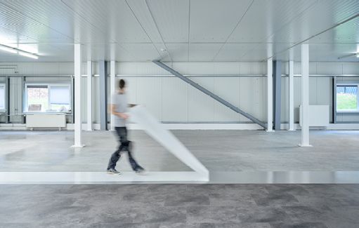 Bild 3 Die Folie wird abgezogen, der Belag darauf verlegt, er ist sofort begehbar. Designbodenbeläge aus der floors@work Kollektion von Project Floors kombinieren die authentische Optik von Holz, Stein, Keramik oder Beton mit der Strapazierfähigkeit und Pflegeleichtigkeit eines Kunststoffbelags. (Quelle: Uzin)