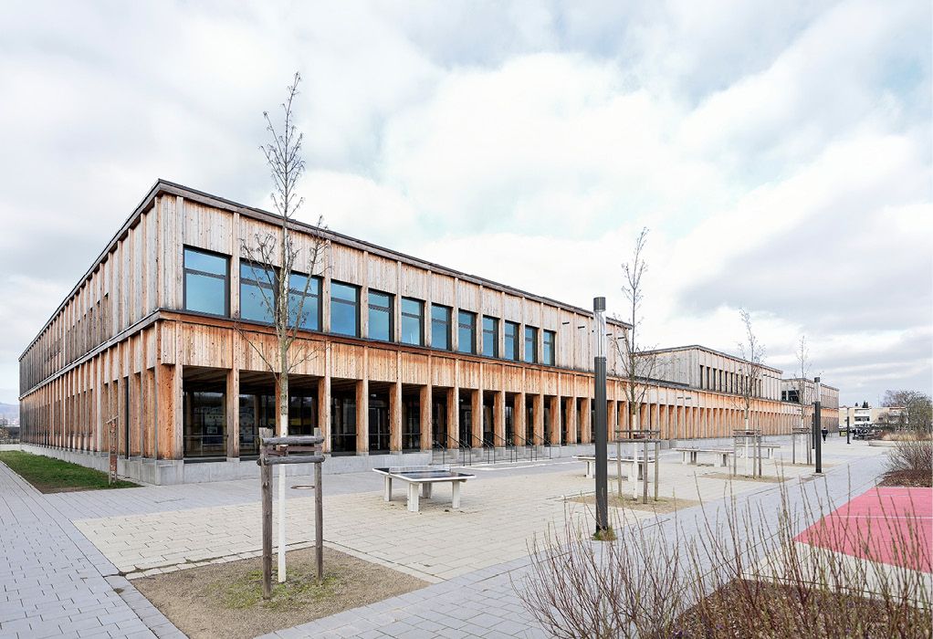 Bild 4 Die Fassaden der IGS Rinteln sind mit einer Lärchenholzschalung versehen, auf der durch Bewitterung eine silbrig-graue Patina entsteht