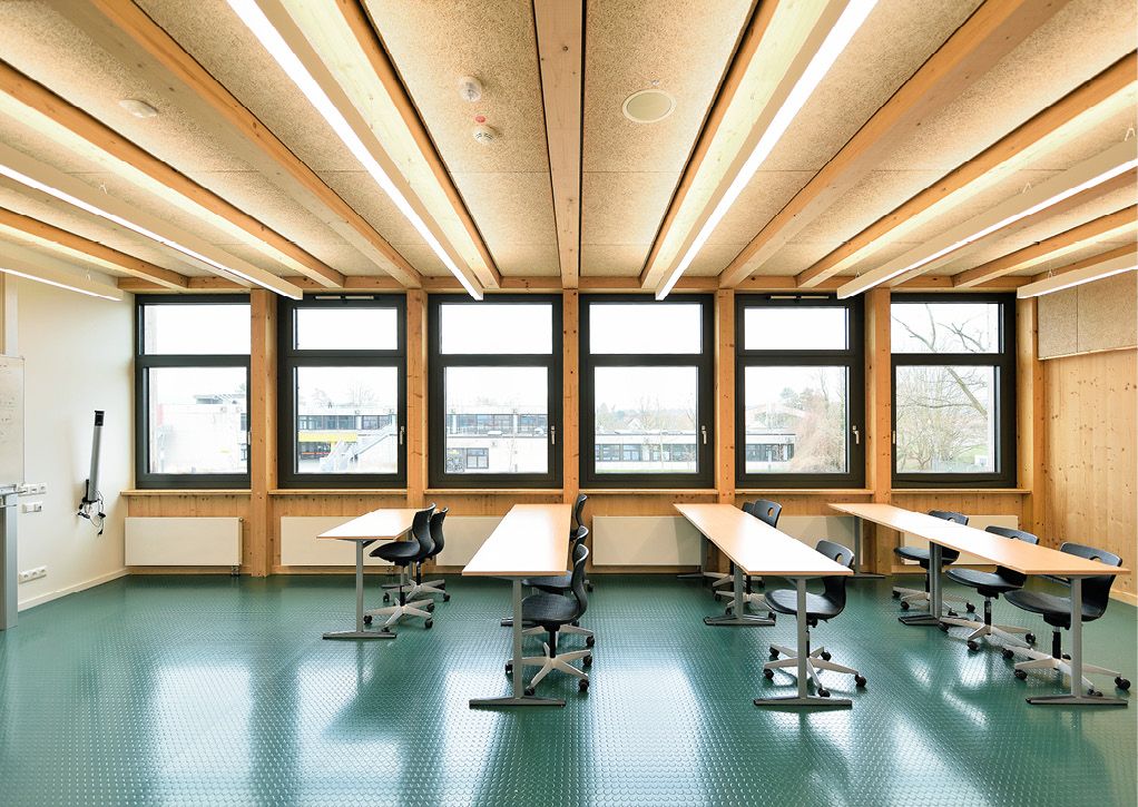 Bild 5 Während im Obergeschoss der IGS Rinteln, wie hier in einem Unterrichtsraum, Troldtekt-Akustikdeckenplatten in der Farbvariante Natur Hell installiert wurden, kommen im Erdgeschoss Akustikdeckenplatten in der Sonderfarbe Grau zum Einsatz Quelle: Troldtekt by Olaf Wiechers