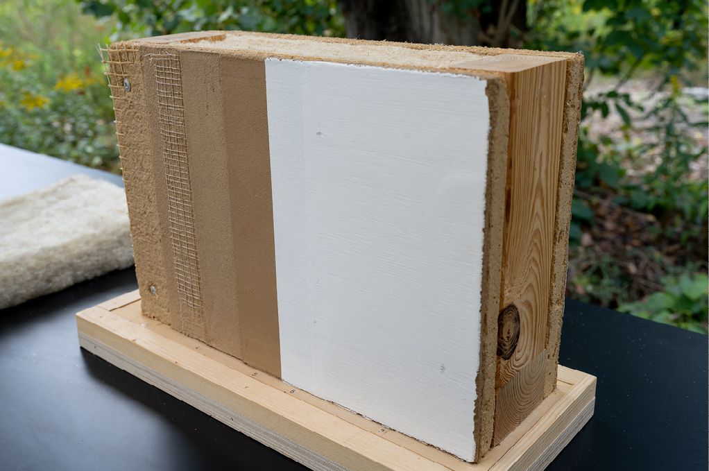 Bild 9 Musterwand für Trennwand aus Holz und Lehm Quelle: STADT UND LAND/Christia