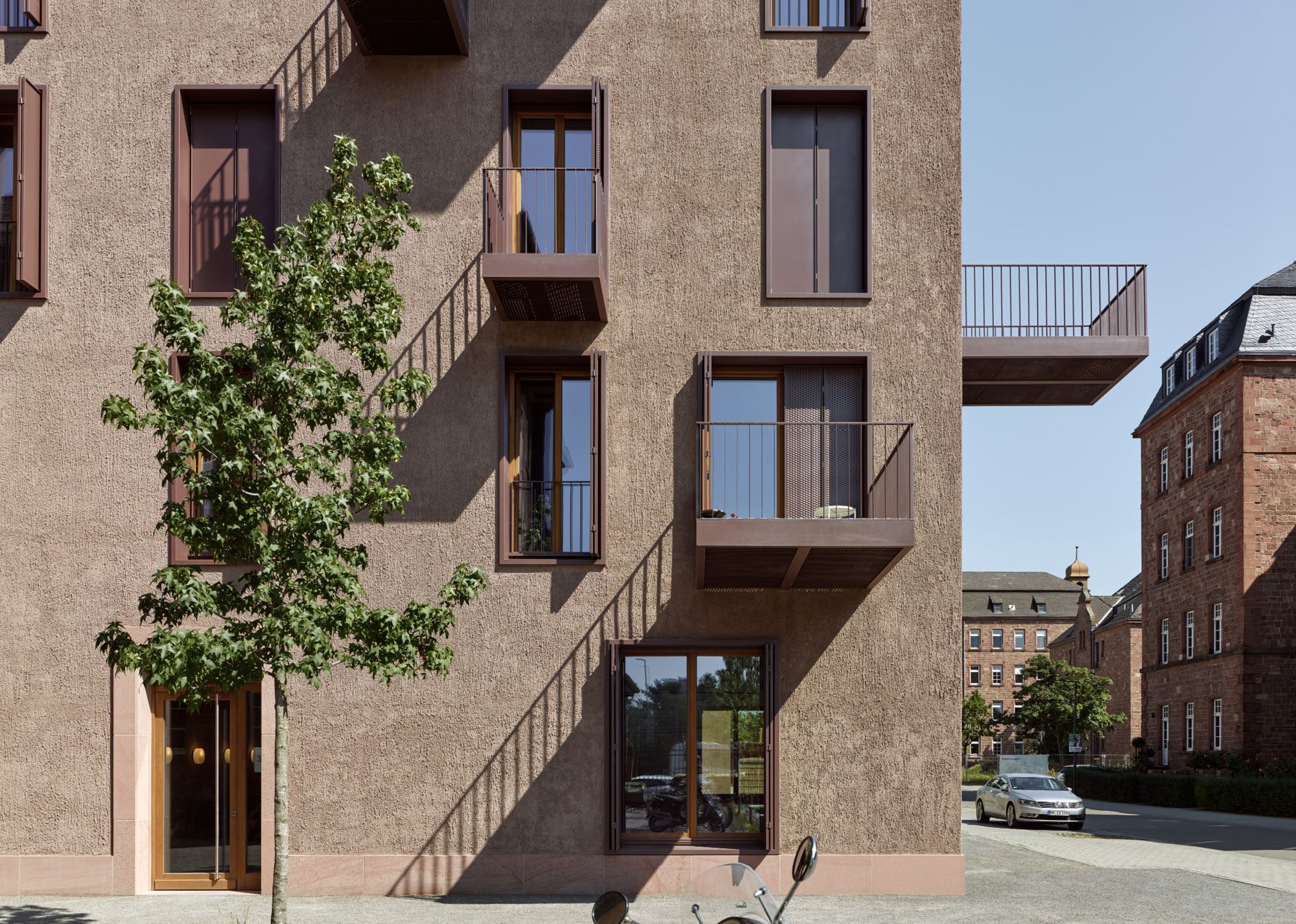 Bild 1 Turley Areal Mannheim: Das von Max Dudler gestaltete Quartier verknüpft den Altbau einer ehemaligen Kaserne stimmig mit drei monolithischen Neubauten und zeichnet sich durch einen klaren Materialkanon und die massive, ohne zusätzliche Dämmung auskommende Ziegelbauweise aus Quelle: Stefan Müller, Berlin