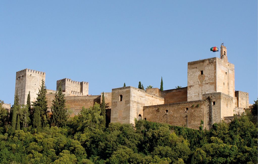 Bild 3 Der Projekttitel Brandenburgs Alhambra wurde in Anlehnung an die Festung der Stadtburg Alhambra in Granada (Spanien, 13. Jh.) mit ihrer bis zu 20 m hohen Stampflehm-Umfassungsmauer gewählt Quelle: Wikimedia Commons, gemeinfrei