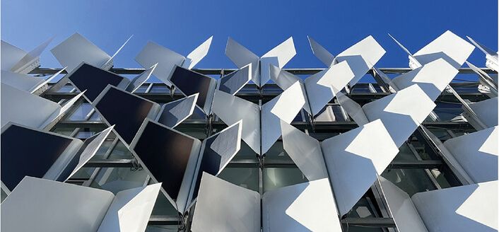 Frontansicht der FlectoLine-Fassade mit halb geschlossenen Modulen (Quelle: ITKE/ITFT Universität Stuttgart)