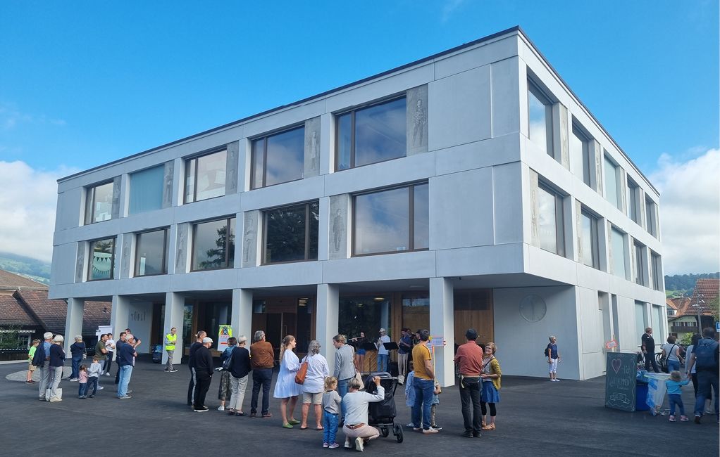Bild 2 Kreative Fassadengestaltung mit Fotobeton macht das Schulhaus Türli