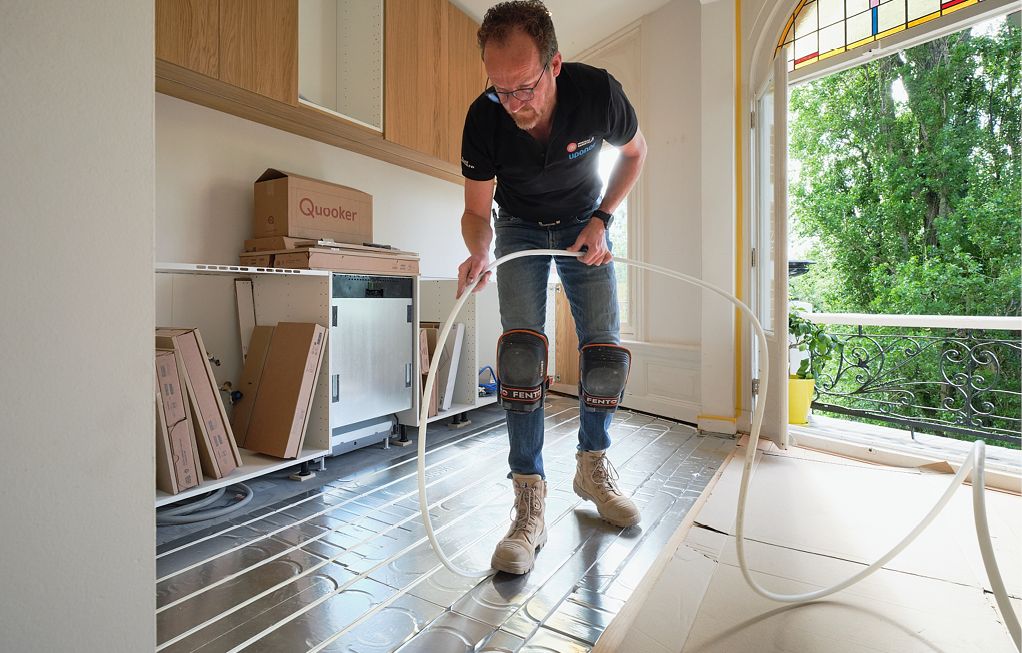Bild 3 Ein Vorteil des Fußbodenheizungssystems ist die einfache Ein-Mann-Verlegung. (Quelle: Paul Lagro)