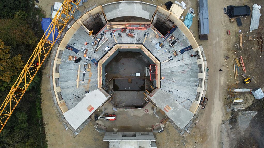 Bild 9 Luftaufnahme vom dritten Geschoss während des Verlegens und Verschraubens der tortenförmigen Betonfertigteile Quelle: Ingenieurgruppe Knörnschild & Kollegen GmbH