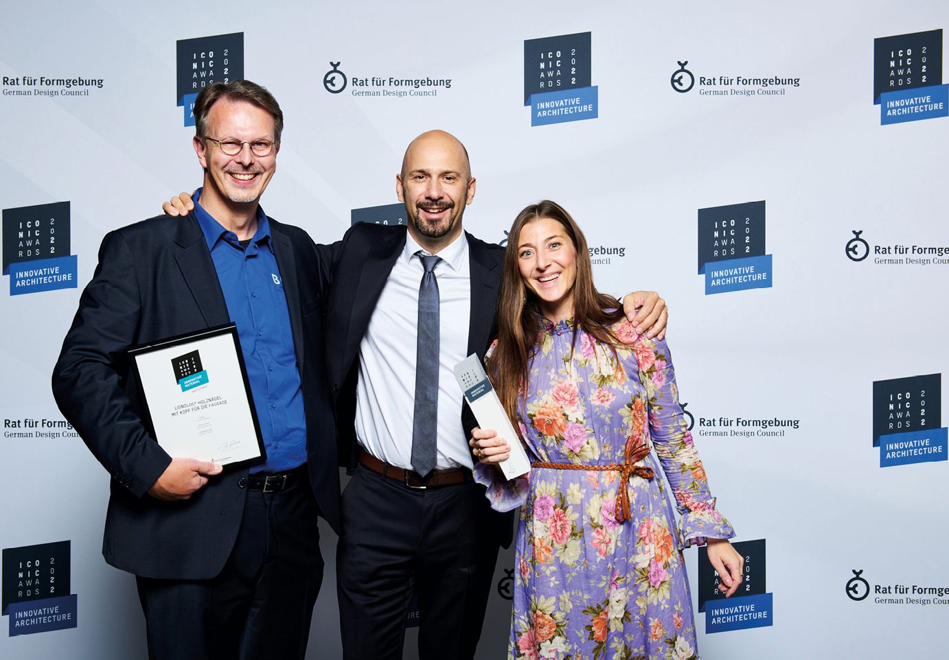 Stefan Siemers (Director R&D), Christian Beck (General Manager/CEO) und Michaela Beck (Marketing Director) nahmen den Iconic Award für LIGNOLOC entgegen Quelle: Oliver Laux/G