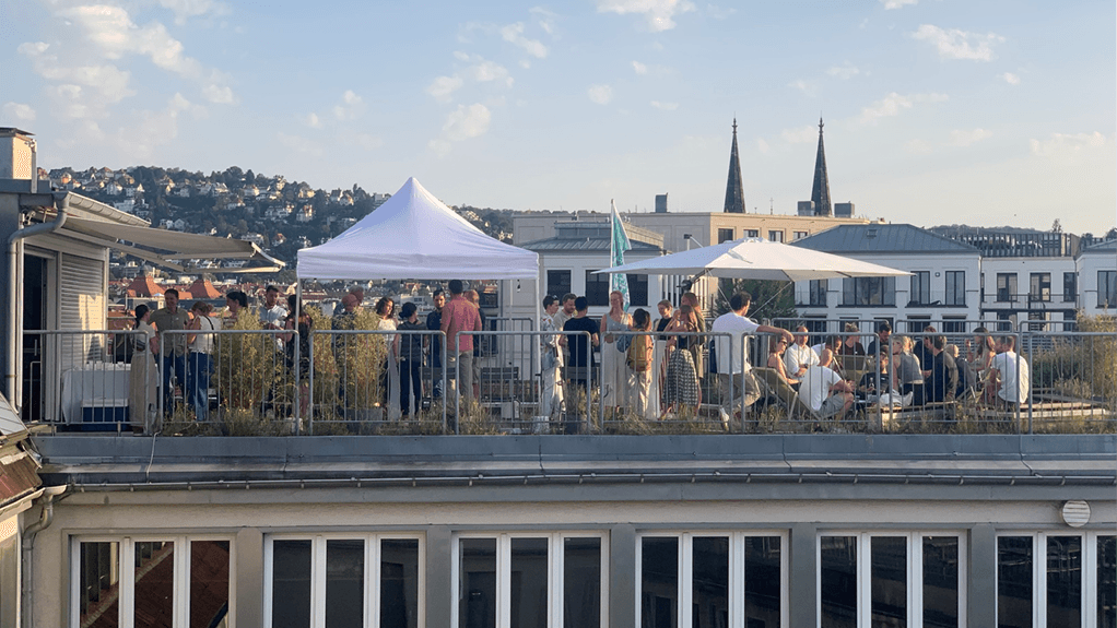 Bild 1 Die fünfte Live-Aus­gabe des Stuttgarter Nachhaltigkeitsstammtischs auf der Dachterrasse von knippers­helbig