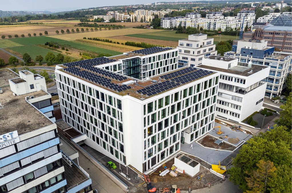 Bild 3 Die Photovoltaikanlage bedeckt die gesamte Dachfläche des Innovation Centers