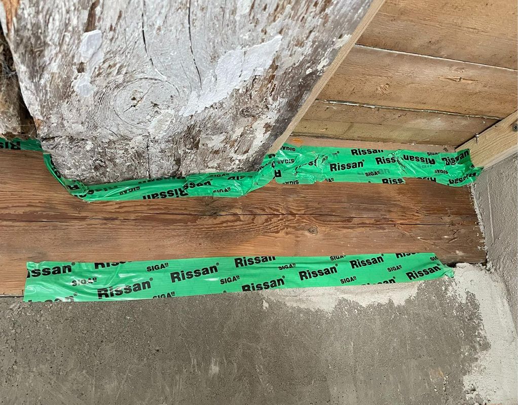 Bild 5 und 6 KEK-Messreihe: Luftleckagen im Bereich einer in der Sanierung befindlichen Decke Quelle: KEK