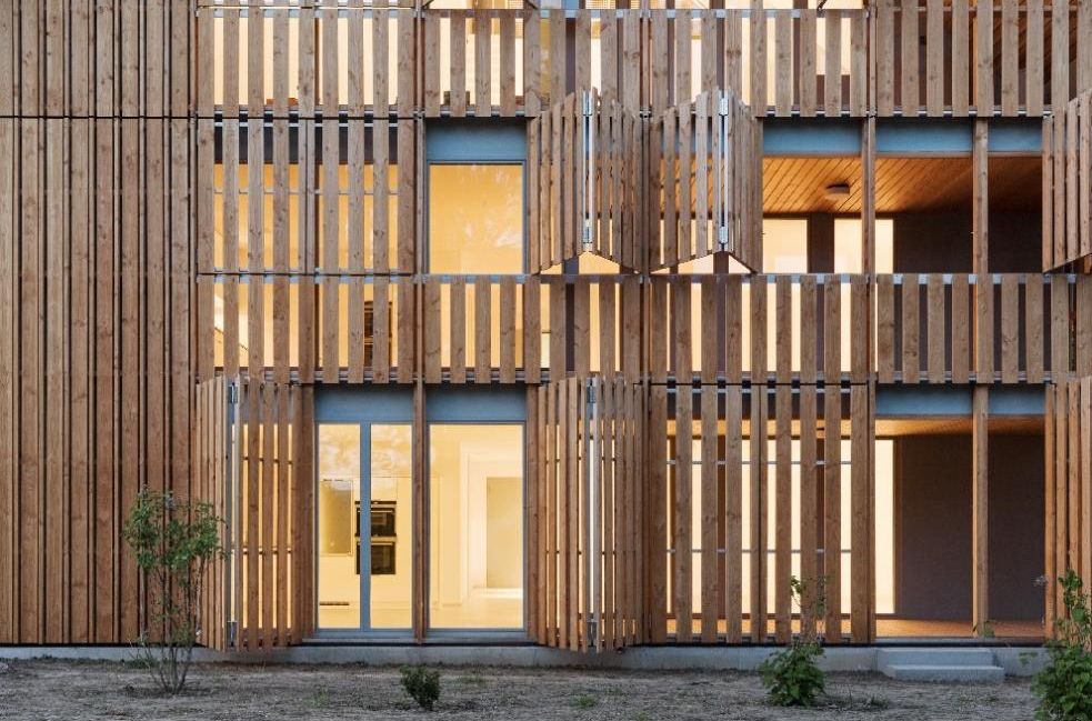 Bild 2 Mehrfamilienhaus Im Amt, Gutenswil – Verwendung nachwachsender Rohstoffe auch in der Fassade Quelle: weberbrunner architekten, Fotograf Beat Bühler