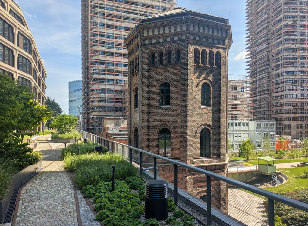 Bild 4 Historisches Viadukt als tragendes Element der Schwammstadt: In der 30 cm starken Retentionsebene werden große Regenwassermengen gespeichert und intelligent gesteuert – ­ausgezeichnet als „REGENIAL“-Projekt der Berliner Regenwasser­agentur (Quelle: Levin Monsigny Landschaftsarchitekten)