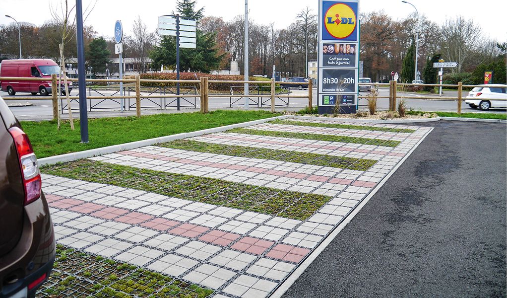 Bild 2 Grün und Betonpflaster kombiniert, ohne Pfützen und Stolperfallen. (Quelle: Purus Plastics)
