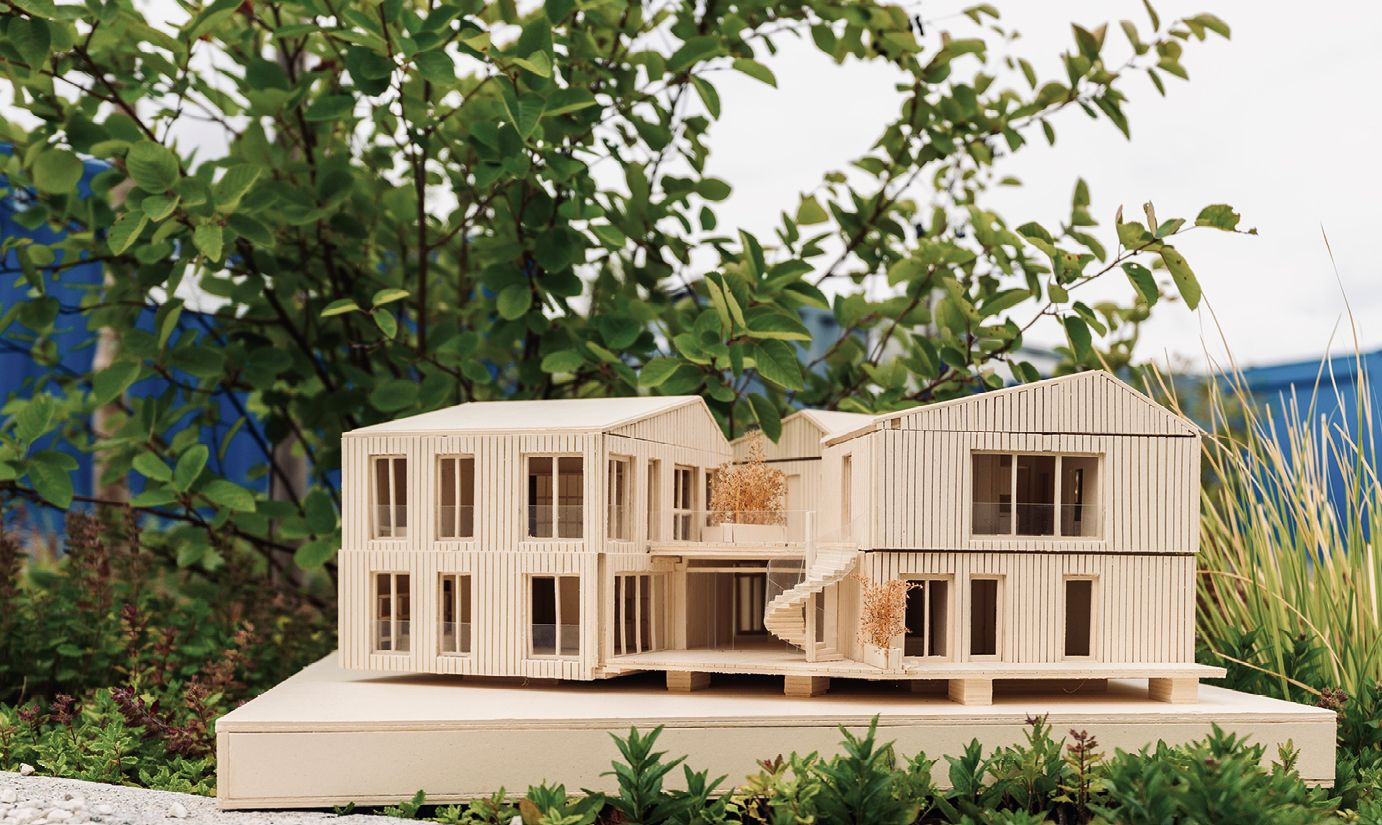 Bild 1 Das Modell zeigt, wie nachhaltiges und klimaresilientes Bauen und Wohnen in der Gemeinschaft künftig aussehen kann: Die „Trihouses“ überzeugen durch ansprechende Architektur und ein durchdachtes Konzept. (Foto: Raab Bau)