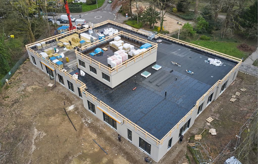 Bild 1 Rund 1.00 mDachfläche wurden auf dem Kita-Neubau in Hilden mit nichtbrennbaren Systemen von Rockwool gedämmt – eine optimale Vorbereitung auf die geplante Begrünung und den Bau einer PV-Anlage. Wärme-, Brand- und Schallschutz profitieren gleichermaßen von der Steinwolle-Dämmung, die in drei Lagen aufgebracht wurde. (Fotos: DEUTSCHE ROCKWOOL GmbH & Co. KG)