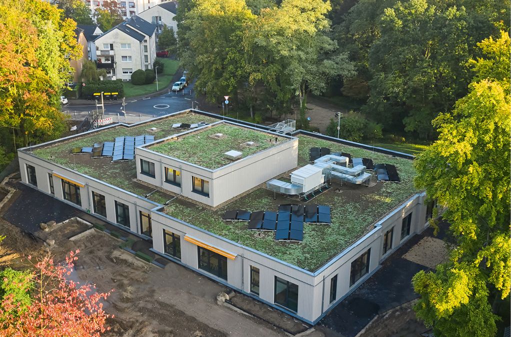 Bild 3 Neubau der Kindertageseinrichtung in Hilden Am Holterhöfchen 18; gebaut wurde nachhaltig in Holzbauweise, gedämmt mit nichtbrennbarer Steinwolle von Rockwool. Die Photovoltaikanlage auf dem Dach versorgt die Einrichtung mit eigenem Strom. (Fotos: DEUTSCHE ROCKWOOL GmbH & Co. KG)
