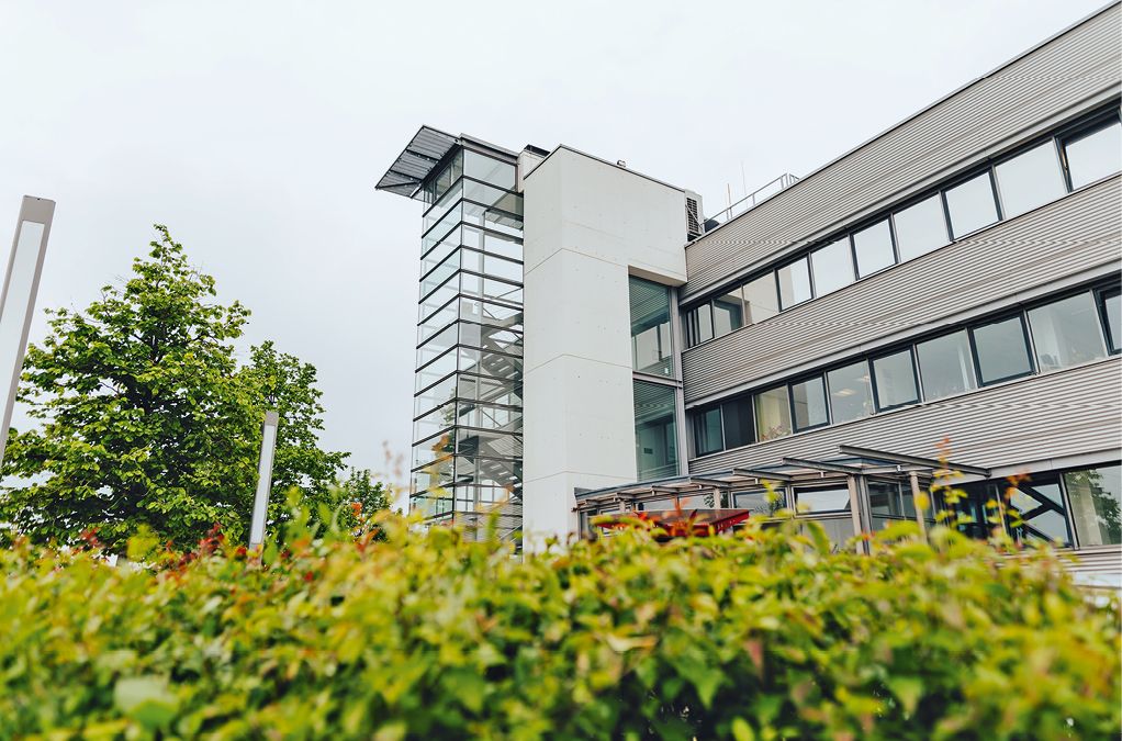 Bild 4 Energetisch saniertes Verwaltungsgebäude Stahlwerk Thüringen (Quelle: Stahlwerk Thüringen)