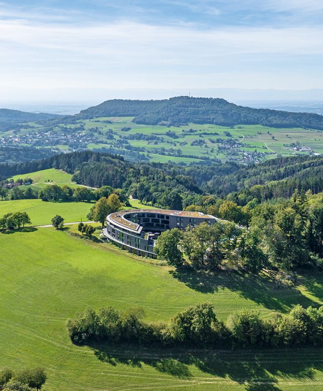 Bild 1 Die Luisenhöhe bietet ihren Gästen auf einem Hochplateau am Westhang des Schauinsland-Massivs ein außergewöhnliches Gesundheits- und Naturerlebnis Quelle: Luisenhöhe