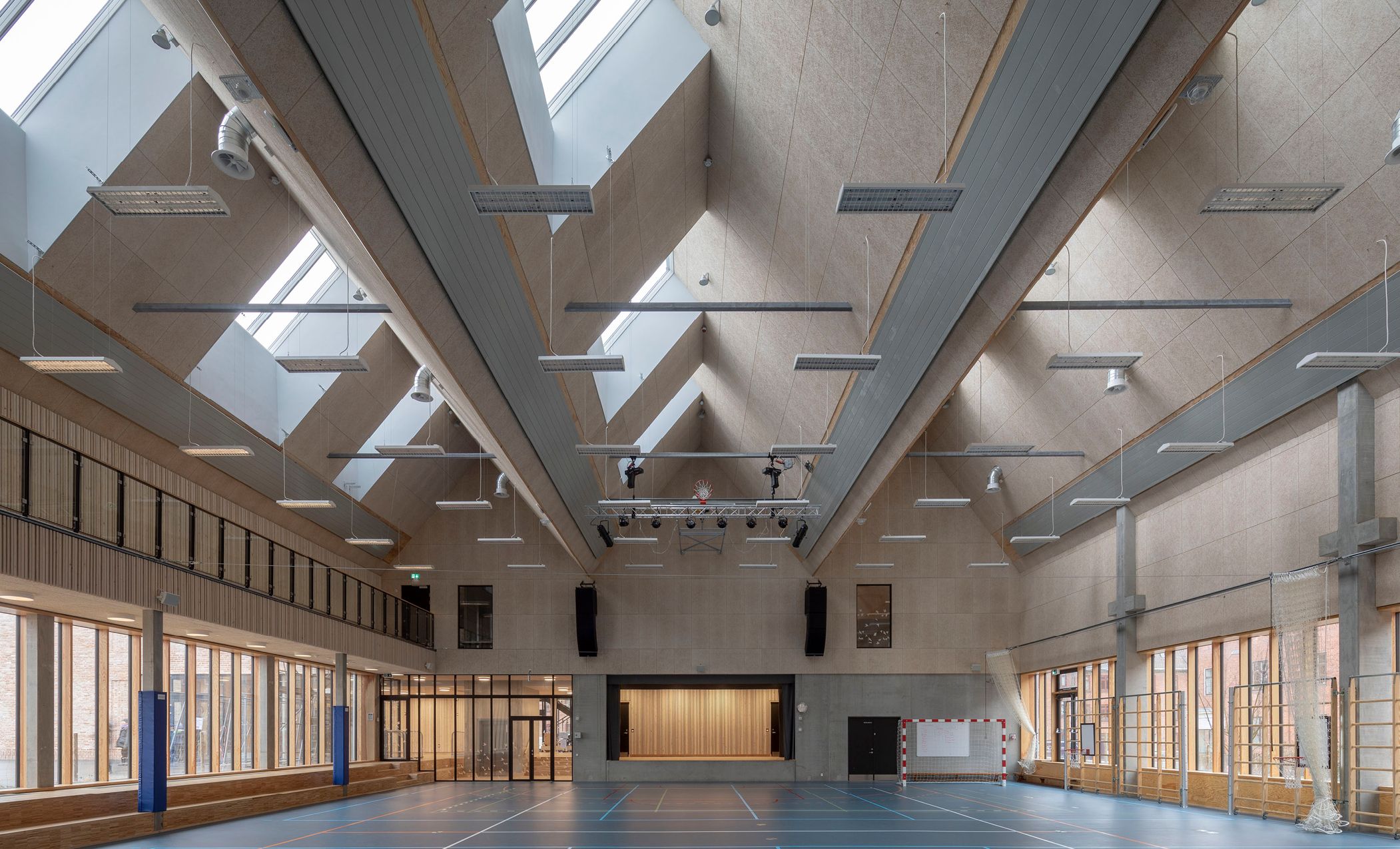 Bild 1 Spoprthalle der Grøndalsvængets Schule in Kopenhagen von Innen