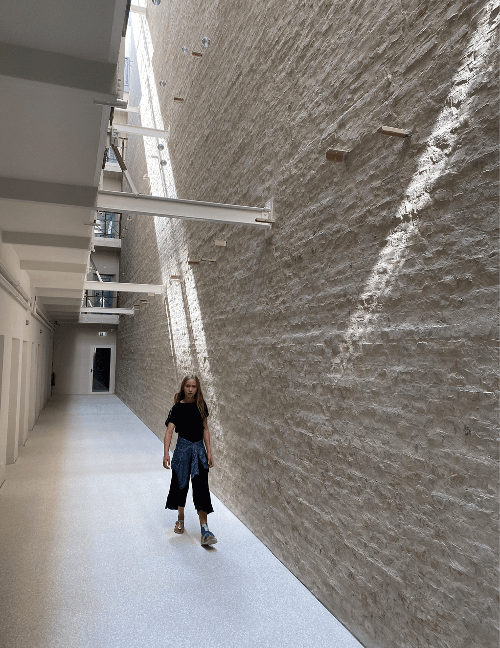 Bild 8 Ein Oberlichtband flutet zenitales Tageslicht entlang der hell geschlämmten Ziegelsteinwand Quelle: Grüntuch Ernst Architekten