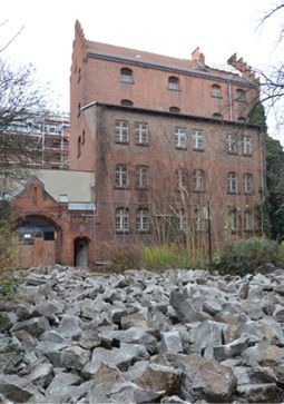 Bild 13a und 13b Große Flächen des Hofbereichs wurden entsiegelt Quelle: Grüntuch Ernst Architekten/Fotograf:in: a) Jan Bitter, b) Elke Stamm