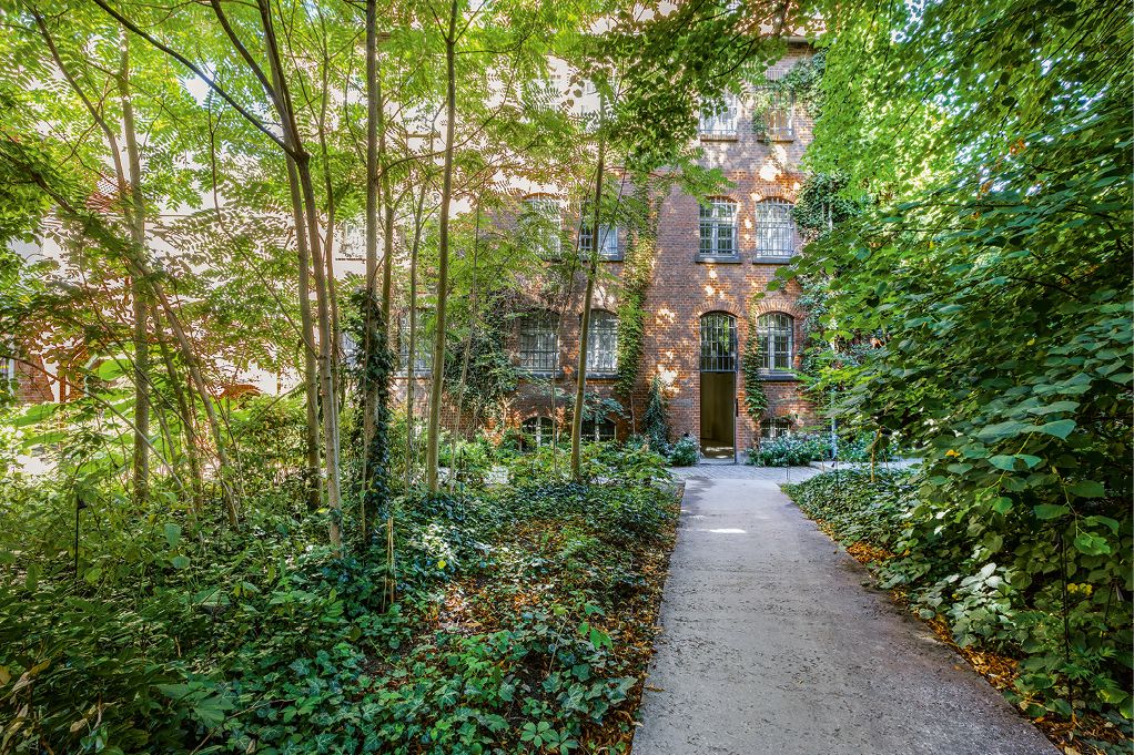 Bild 14 Der Weg führt durch den Gartenhof bis zum neu geschaffenen Hoteleingang
Quelle: Grüntuch Ernst Architekten/Fotografin: Patricia Parinejad