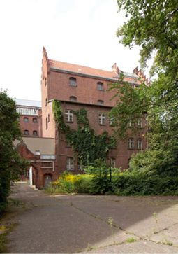 Bild 13a Große Flächen des Hofbereichs wurden entsiegelt
Quelle: Grüntuch Ernst Architekten/Fotograf:in: a) Jan Bitter, b) Elke Stamm