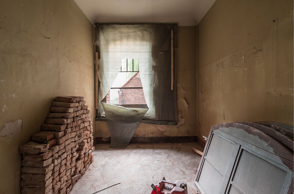 Bild 17 Ziegelsteine aus den erweiterten Fensteröffnungen werden zur neuen Mauer im Gartenhof Quelle: Grüntuch Ernst Architekten/Fotograf: Felix Pergande