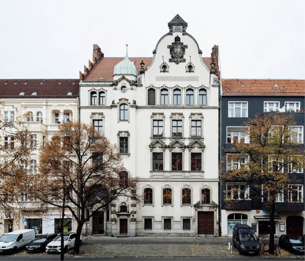 Bild 3 Von der Kantstraße aus ist nur das ehemalige Gerichts­gebäude zu sehen Quelle: Bocci/Fotograf: Harry Fricker