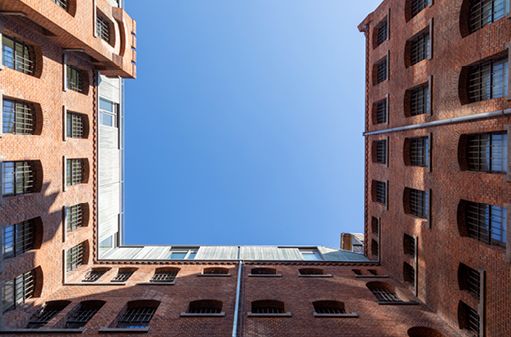 Bild 18 Über dem ehemaligen Zellentrakt ist ein neues Penthouse-Geschoss entstanden Quelle: Grüntuch Ernst Architekten/Fotografin: Patricia Parinejad