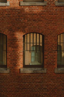 Bild 7a/b Die Maueröffnungen der Fenster wurden nach unten erweitert (a), während die Gitter im oberen Fensterteil präsent bleiben (b) Quelle: Grüntuch Ernst Architekten/Fotograf: a) Felix Pergande, b) Robert Rieger