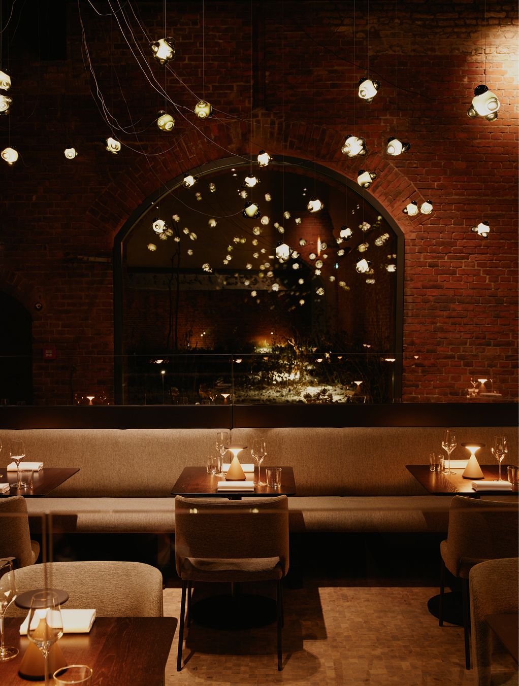 Bild 9 Durch die großformatigen Fensterflächen im Restaurant scheinen sich die Raumgrenzen aufzulösen Quelle: Grüntuch Ernst Architekten/Fotograf: Robert Rieger