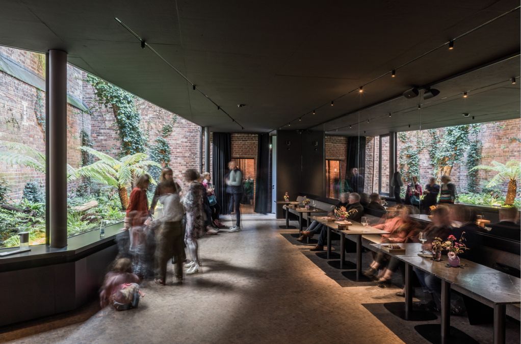 Bild 16 Der Erweiterungsbau verbindet Restaurant und Vorderhaus; Blickfang im Innenraum ist ein kleiner, umschlossener Garten, der über einen Spiegel den Raum rahmt
Quelle: Grüntuch Ernst Architekten/Fotograf: Markus Gröteke
