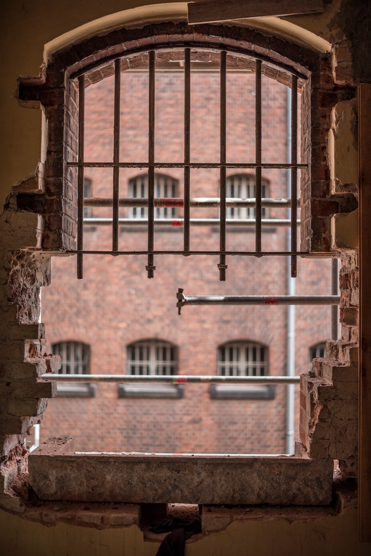 Bild 7a/b Die Maueröffnungen der Fenster wurden nach unten erweitert (a), während die Gitter im oberen Fensterteil präsent bleiben (b) Quelle: Grüntuch Ernst Architekten/Fotograf: a) Felix Pergande, b) Robert Rieger