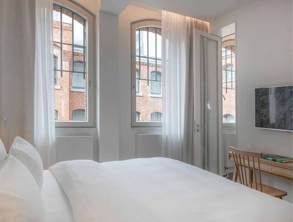 Bild 11 Die Hotelzimmer strahlen eine gewisse Leichtigkeit, Ruhe und Offenheit aus Quelle: Grüntuch Ernst Architekten/Fotografin: Patricia Parinejad