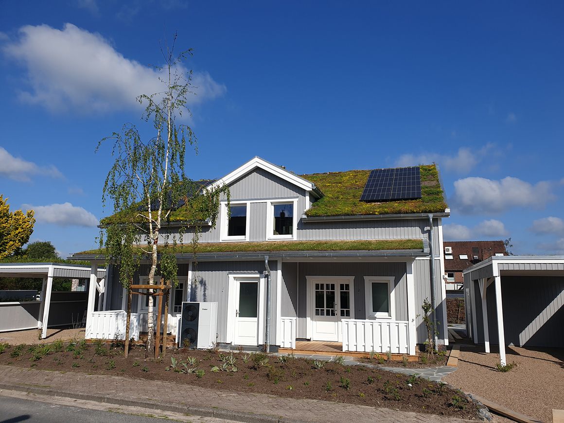 Bild 5 Ein holzverschaltes Doppelhaus, dessen Holzrahmen mit Hanfsteinen ausgefacht wurde, Baujahr 2021, Niedersachsen Quelle: Eiskamp Bau