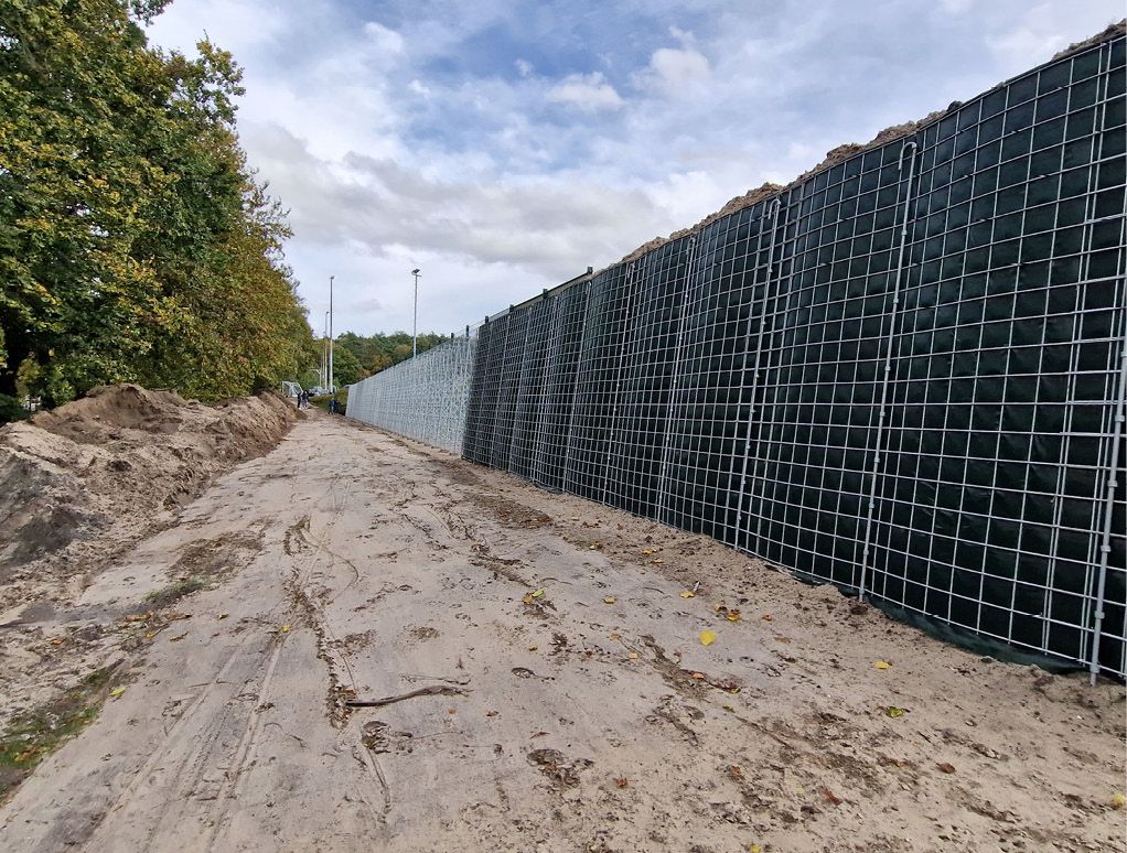 Die begrünbare Lärmschutz-Klimawand R3 vom Spezialanbieter Rau Lärmschutzwände Geosystem GBK GmbH sorgt ab 2024 für Ruhe in der Nachbarschaft von Blau-Weiß Lohne Quelle: Rau