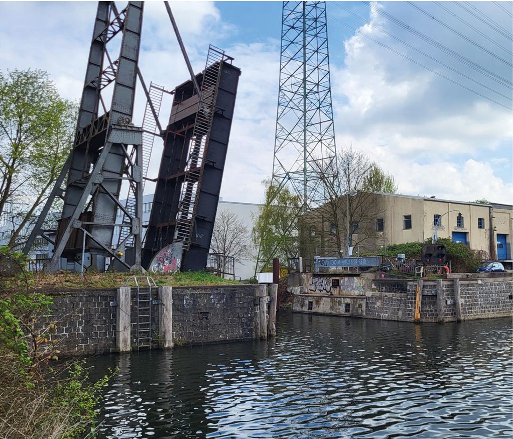 Bild 1 Holzhafenklappbrücke im derzeitigen Zustand (links: im geklappten Zustand – Blick von Nordwesten; rechts: Struktur ohne Fahrbahnaufbau)