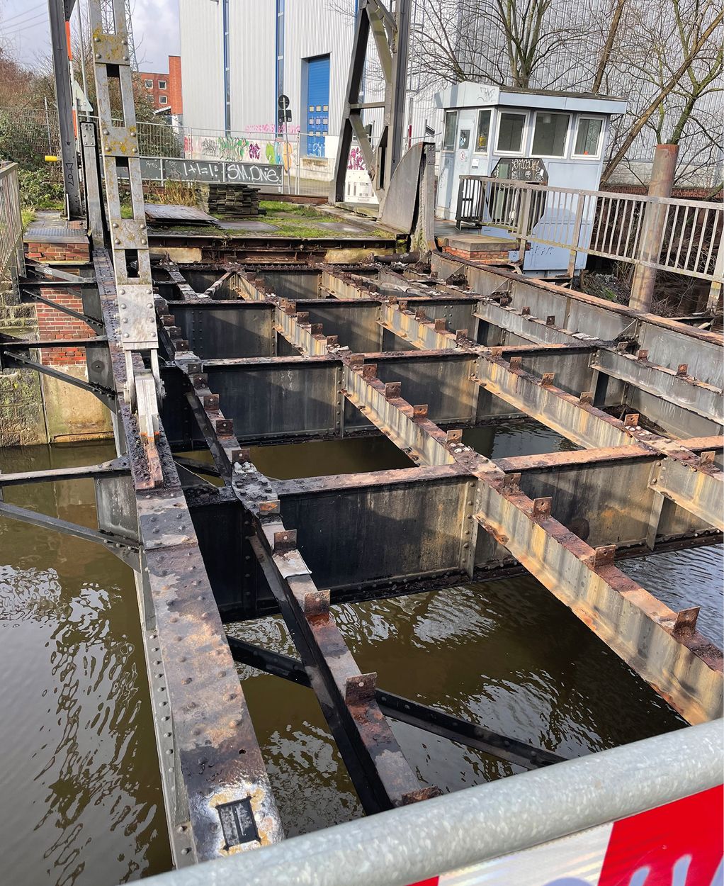 Bild 1 Holzhafenklappbrücke im derzeitigen Zustand (links: im geklappten Zustand – Blick von Nordwesten; rechts: Struktur ohne Fahrbahnaufbau)