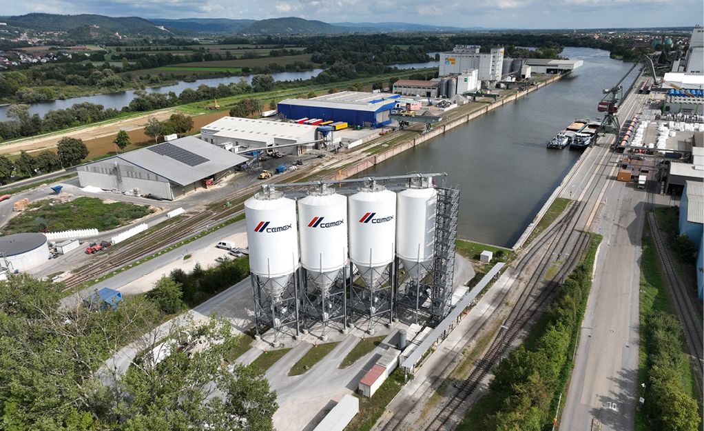 Bild 1 Am Terminal Regensburg in Bayern ist seit einiger Zeit neben dem klinkereffizienten Zement VertuaSupreme CEM II/C-M (S-LL) 42,5 N „CZ“ auch der neue CO₂-ärmere Zement VertuaSupreme CEM II/B-S 42,5 N verfügbar. (Quelle: Cemex Deutschland / Romano Hirsch)