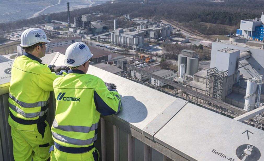 Bild 2 Das Werk in Rüdersdorf spielt eine zentrale Rolle: Als Pilotstandort für klimaneutrale Zementproduktion soll es bereits ab 2030 CO₂-neutral Klinker produzieren. (Quelle: Cemex Deutschland / Roland Horn)