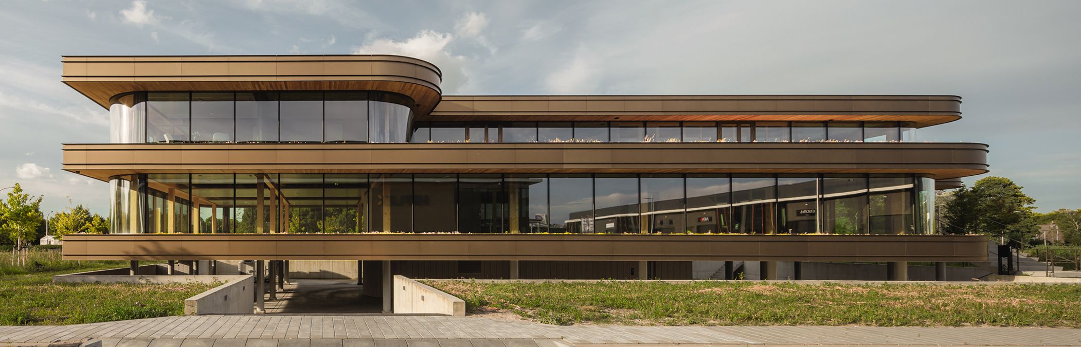 Bild 1 Architektonisches Highlight im vollständig zirkulären Gewerbepark „Ambachtsezoom“ in den Niederlanden:das Omega-Bürogebäude nach einem Entwurf von EVA architecten
