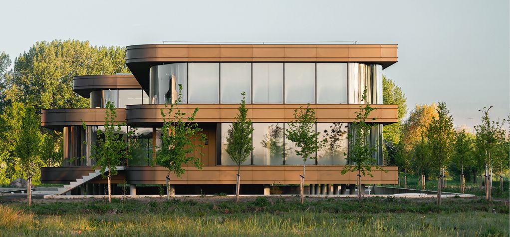 Bild 1 Architektonisches Highlight im vollständig zirkulären Gewerbepark „Ambachtsezoom“ in den Niederlanden:das Omega-Bürogebäude nach einem Entwurf von EVA architecten