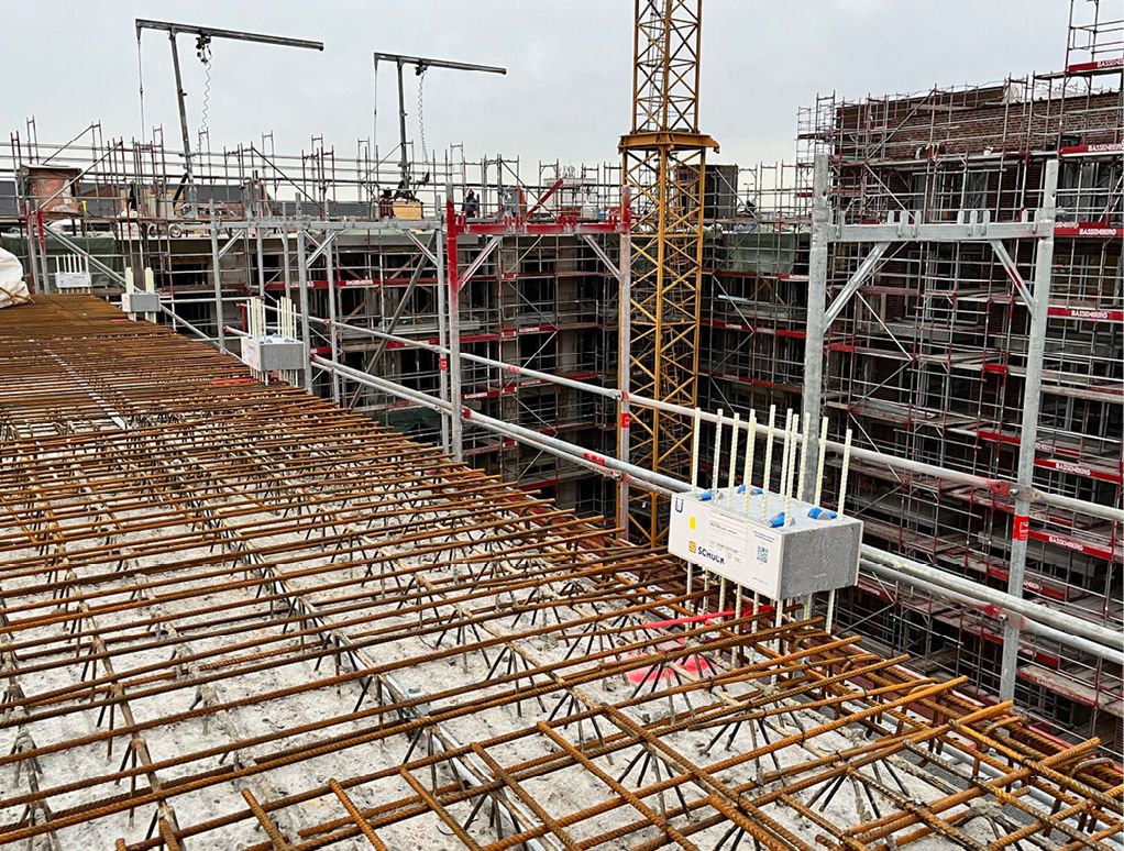 Bild 2 Für den Einbau von Isokorb® CXT Typ A sind keine Hilfskonstruktionen notwendig, er kann direkt auf die Deckenschalung oder Elementplatte aufgestellt werden und längenjustierbare Combar-Stäbe sorgen für einen präzisen Höhenausgleich